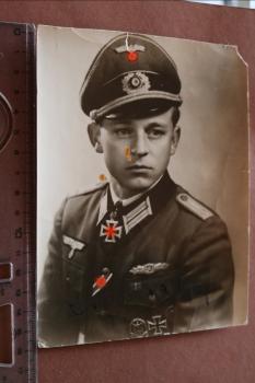 original Foto Erich Staba mit Ehrenblattspange , Ritterkreuz , Nahkampfspange original signiert von ihm